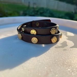 TORY BURCH DOUBLE WRAP LOGO STUD LEATHER BRACELET